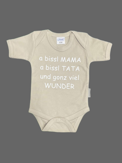 Kurzarm Body mit a bissl MAMA a bissl TATA und gonz viel WUNDER